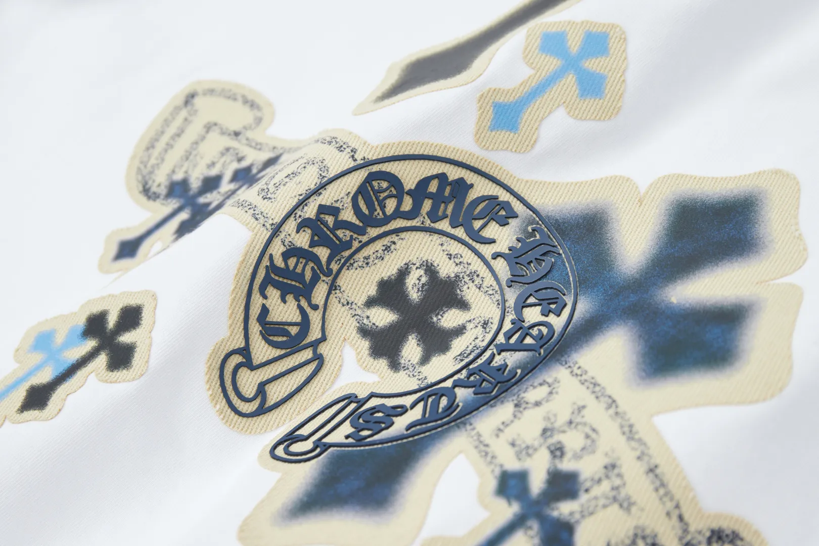 🅿️220 ✨CH✨🆕25SS spring and summer new style Crow Heart ✝ frame logo patch short sleeves Light luxury essential item for daily commuting for men and women Correct version Welcome to compare Detailed features · 260g 100% pure cotton double yarn jersey fabric · Custom dyed in the same cylinder, special thickened 32 double-ply 1X1 threads · Double-needle stitching and cross-stitching technology · Original main mark, washed tag, branded moisture-proof paper packaging Color: White/Black/ Size: S/M/L/XL
